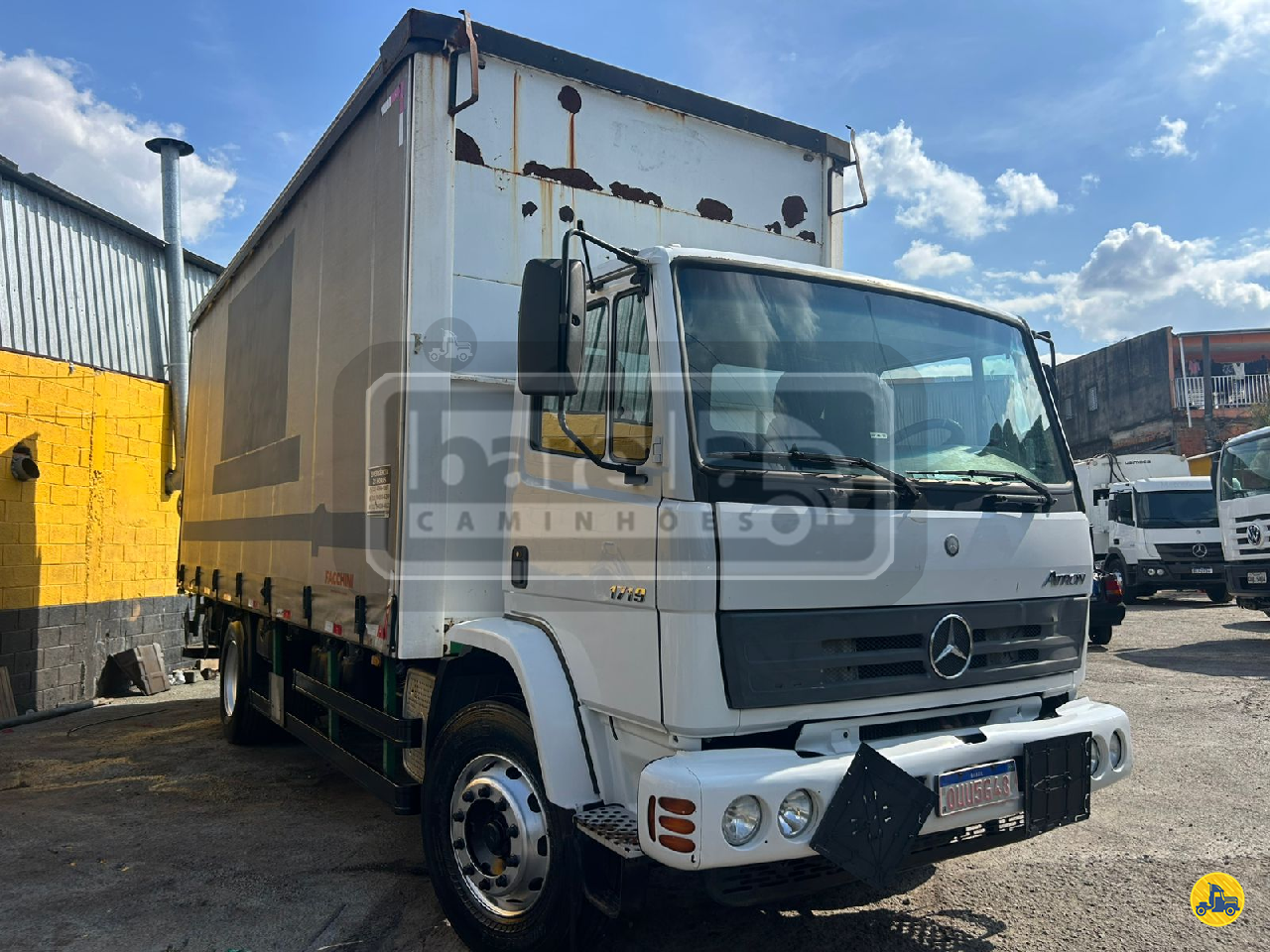 CAMINHAO MERCEDES-BENZ MB 1719 Baú Sider Toco 4x2 Barella Caminhões OSASCO SÃO PAULO SP